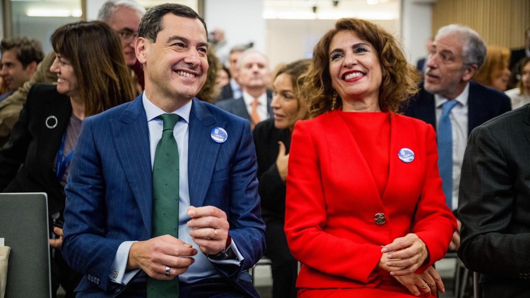 Juanma Moreno declara 3 casas y María Jesús Montero 4 y más saldo en el banco: el patrimonio de los candidatos andaluces