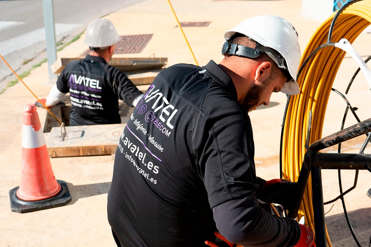 Todas las 'telecos' alternativas exigen a Bruselas que impida a Telefónica subir precios de conductos y postes