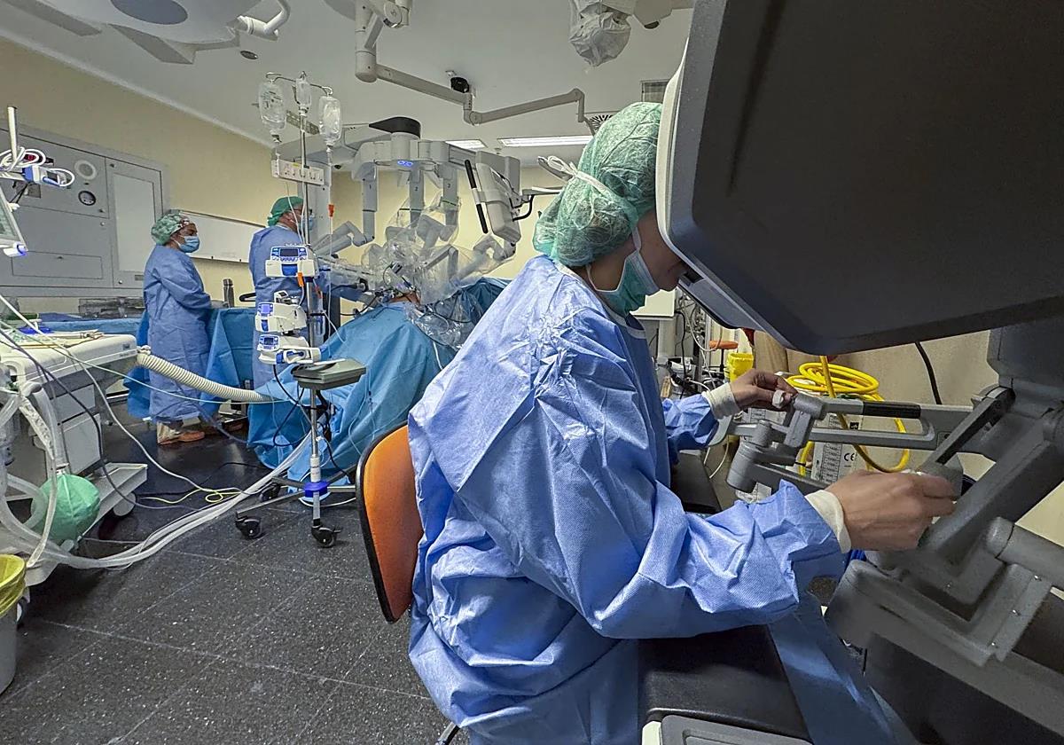 Un hombre acaba con cáncer de próstata y castración química tras esperar un año y medio una consulta con el urólogo en Valencia