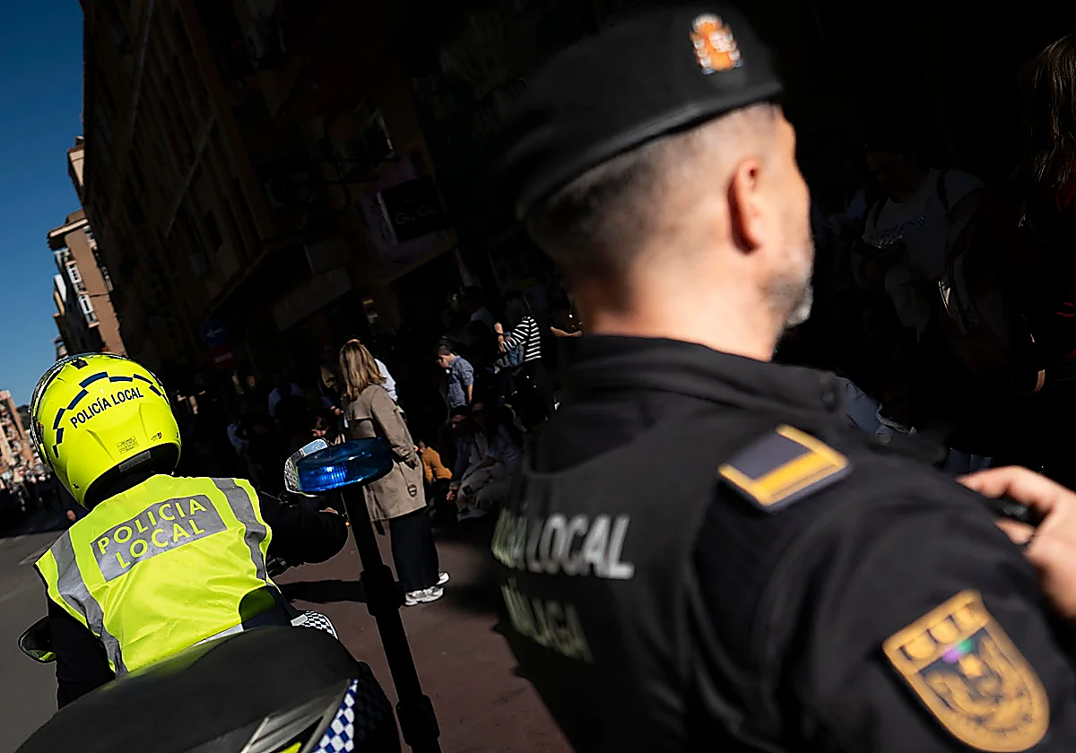 Malaga police rescue young man who stabbed friend of roommate before trying to jump from fifth floor