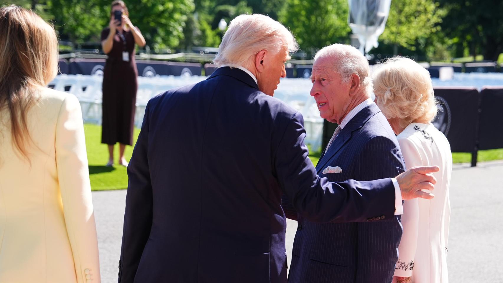 Un experto en lectura de labios revela lo que Carlos III le dice a Trump en su reencuentro días después del intento de asesinato