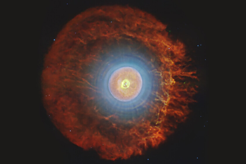 Buckyballs espaciales: el James Webb ha descubierto que los "balones de fútbol" de carbono forman megaestructuras en el vacío