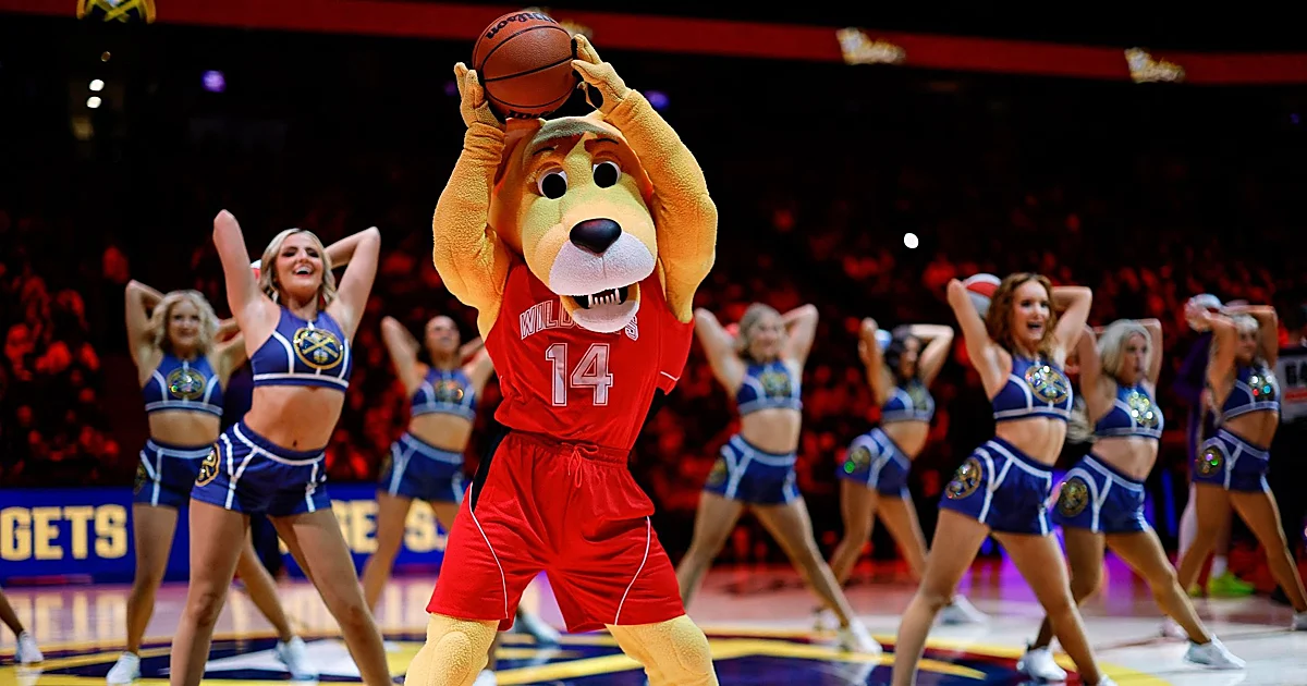 Rocky, la mascota mejor pagada, logra la canasta imposible