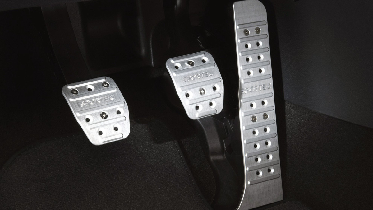 ¿Por qué el pedal del freno está más alto que el pedal del acelerador?