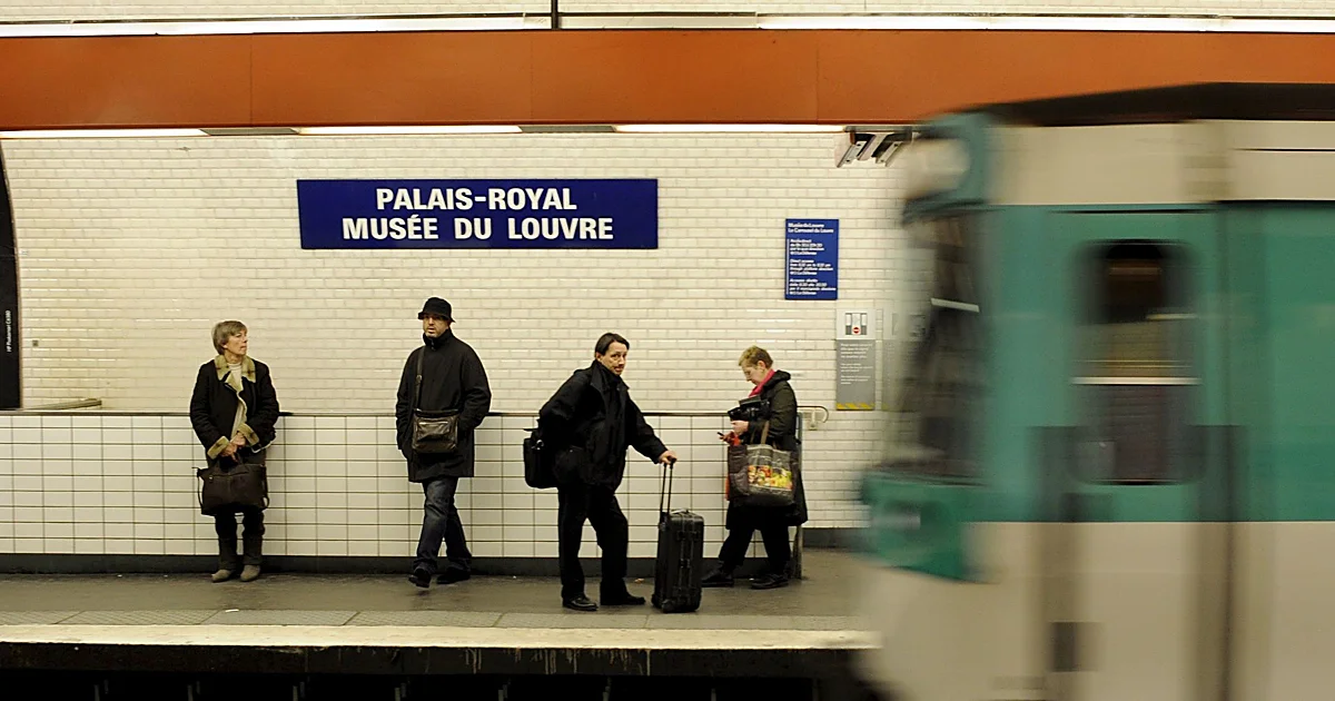Cierran una parada de metro al lado del Louvre por la presencia de miles de abejas