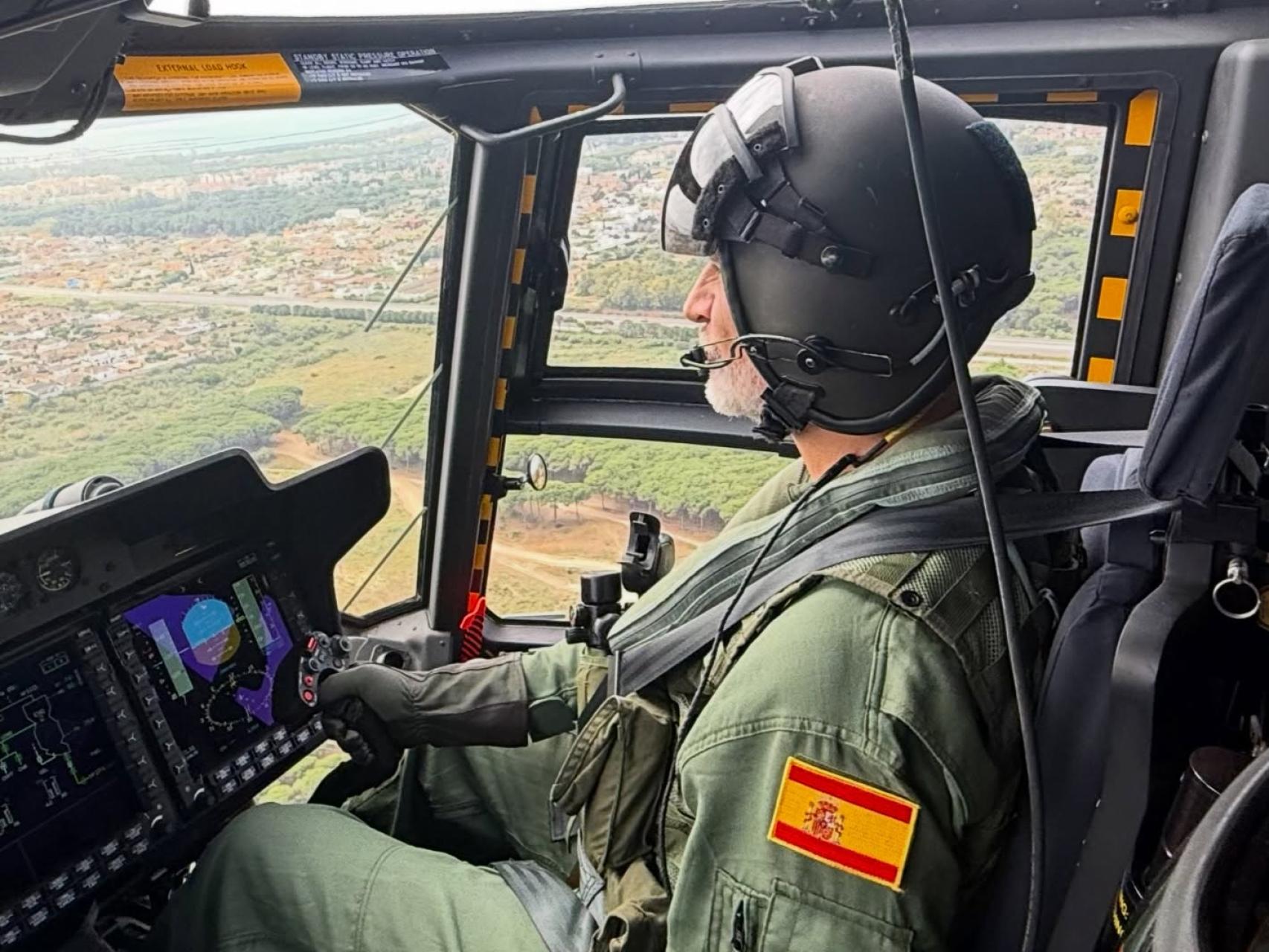 Felipe VI, a los mandos de un helicóptero en la Base Naval de Rota: las espectaculares imágenes en pleno vuelo