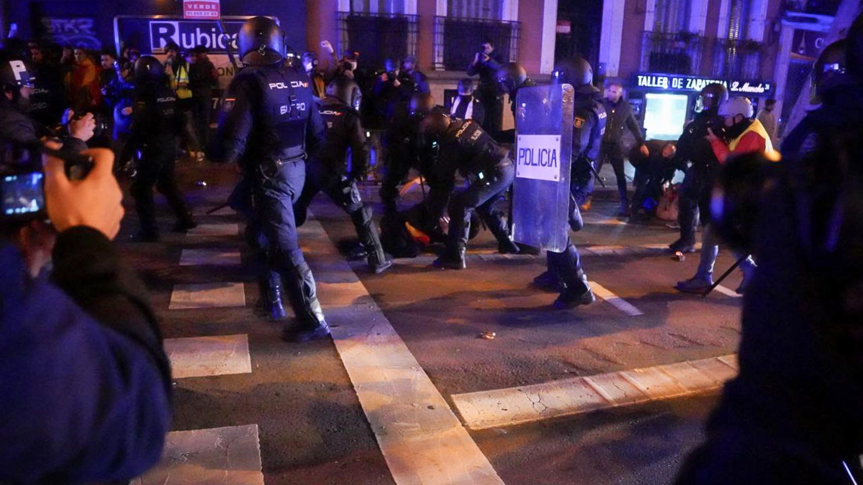 El juez archiva la causa a los periodistas de El Español y 'El Mundo' detenidos mientras cubrían las protestas en Ferraz