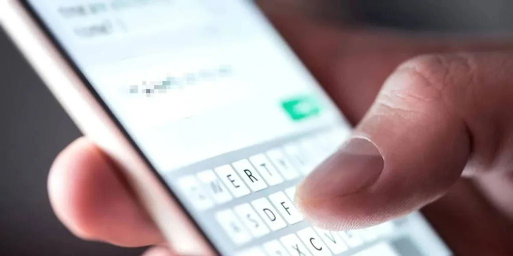 Sancionan a una empresa de Málaga por enviar whatsapp con instrucciones de trabajo al móvil personal de un trabajador