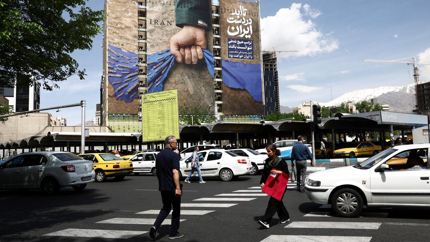 Irán se resiente tras 15 días de bloqueo: afloja la restricción a Internet y almacena crudo para resucitar su economía