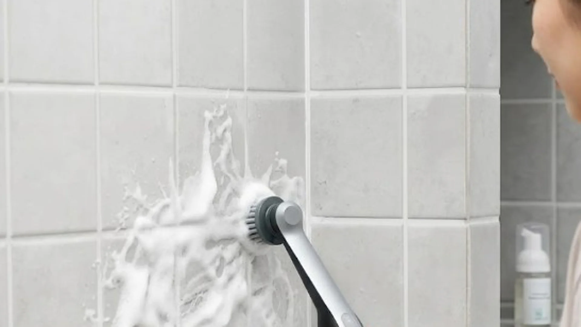 Limpia las juntas de los azulejos sin esfuerzo y con resultados perfectos con el cepillo eléctrico HOTO Wand