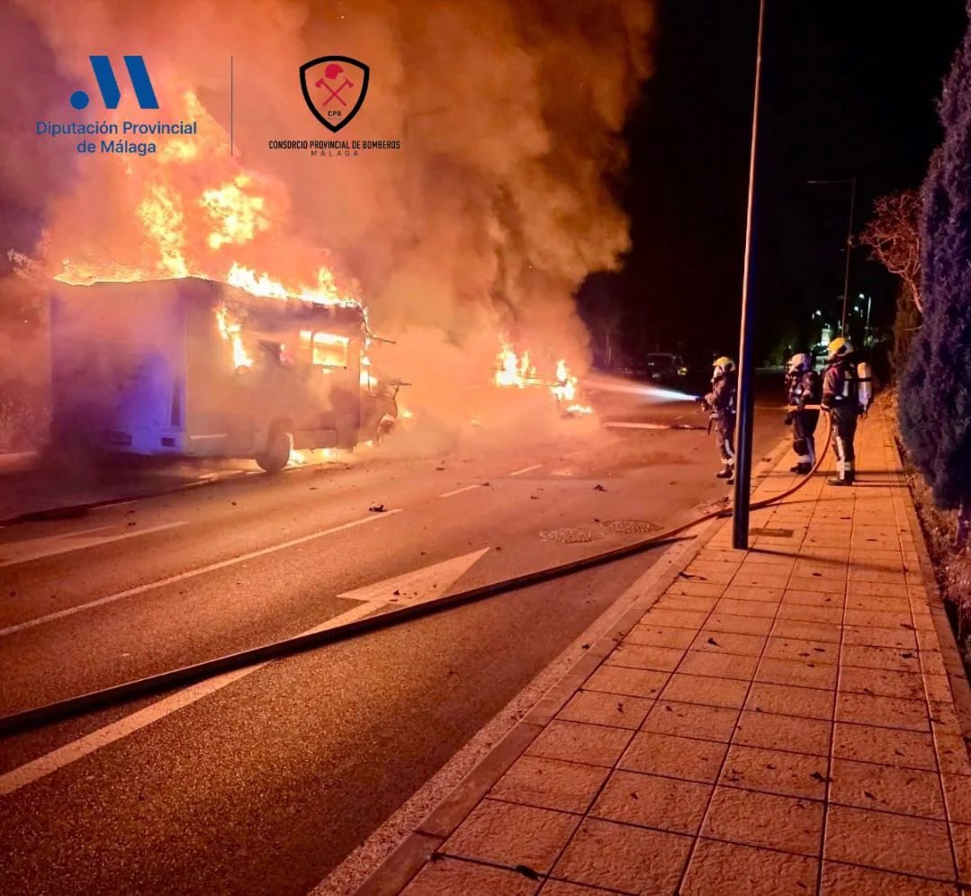 Arden dos autocaravanas de madrugada en Estepona