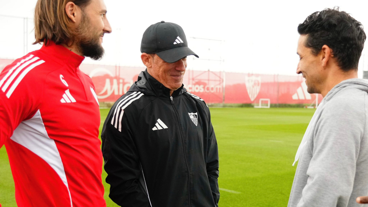 Jesús Navas alienta a la plantilla en la vuelta a los entrenamientos