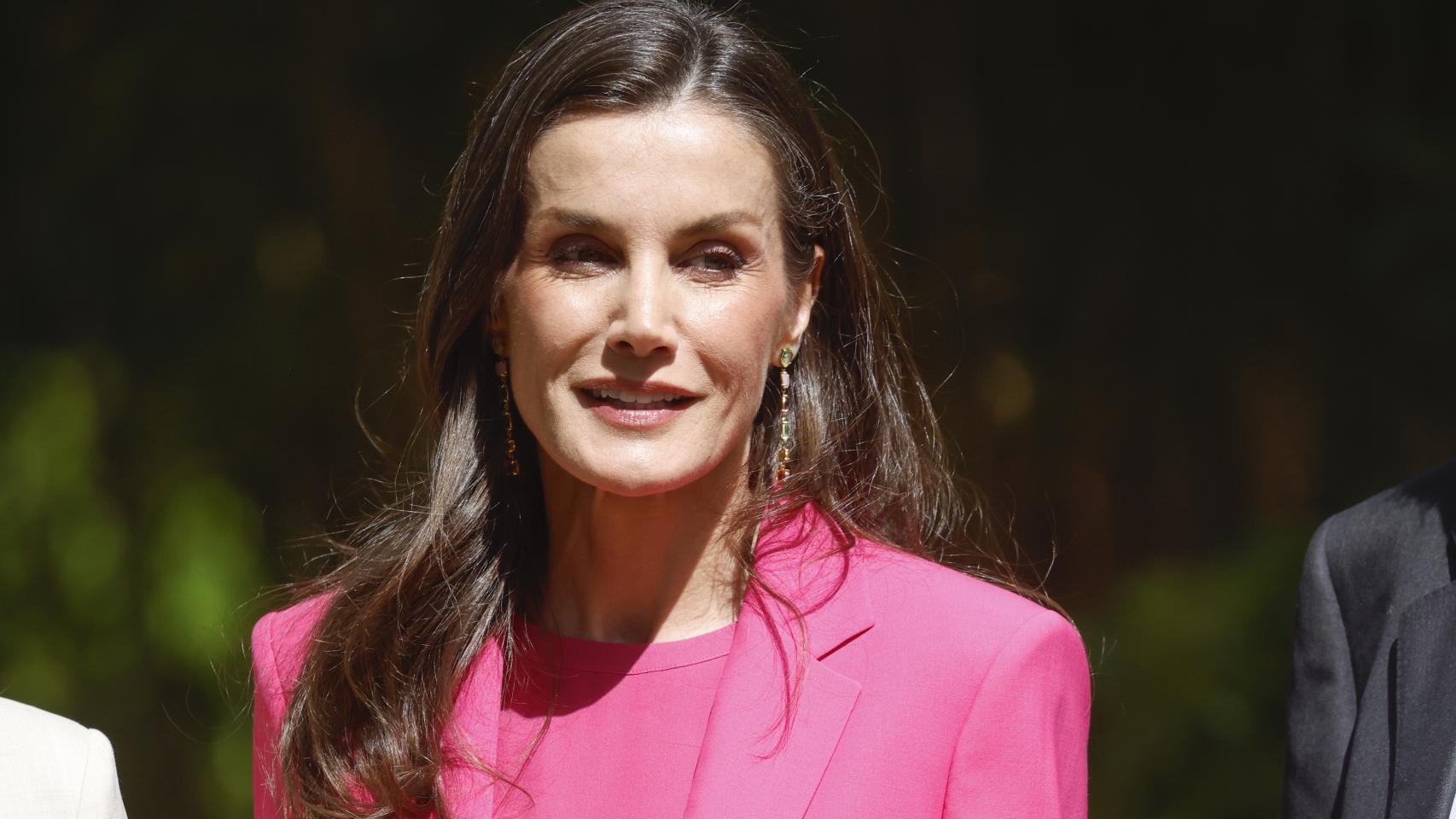 La reina Letizia apuesta todo al fucsia en Granada: un color que la conecta con los protagonistas del acto