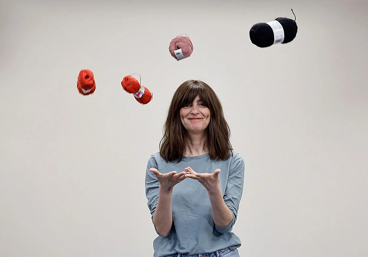 The Malaga teacher using knitting to reclaim time and calm in the cancer wards