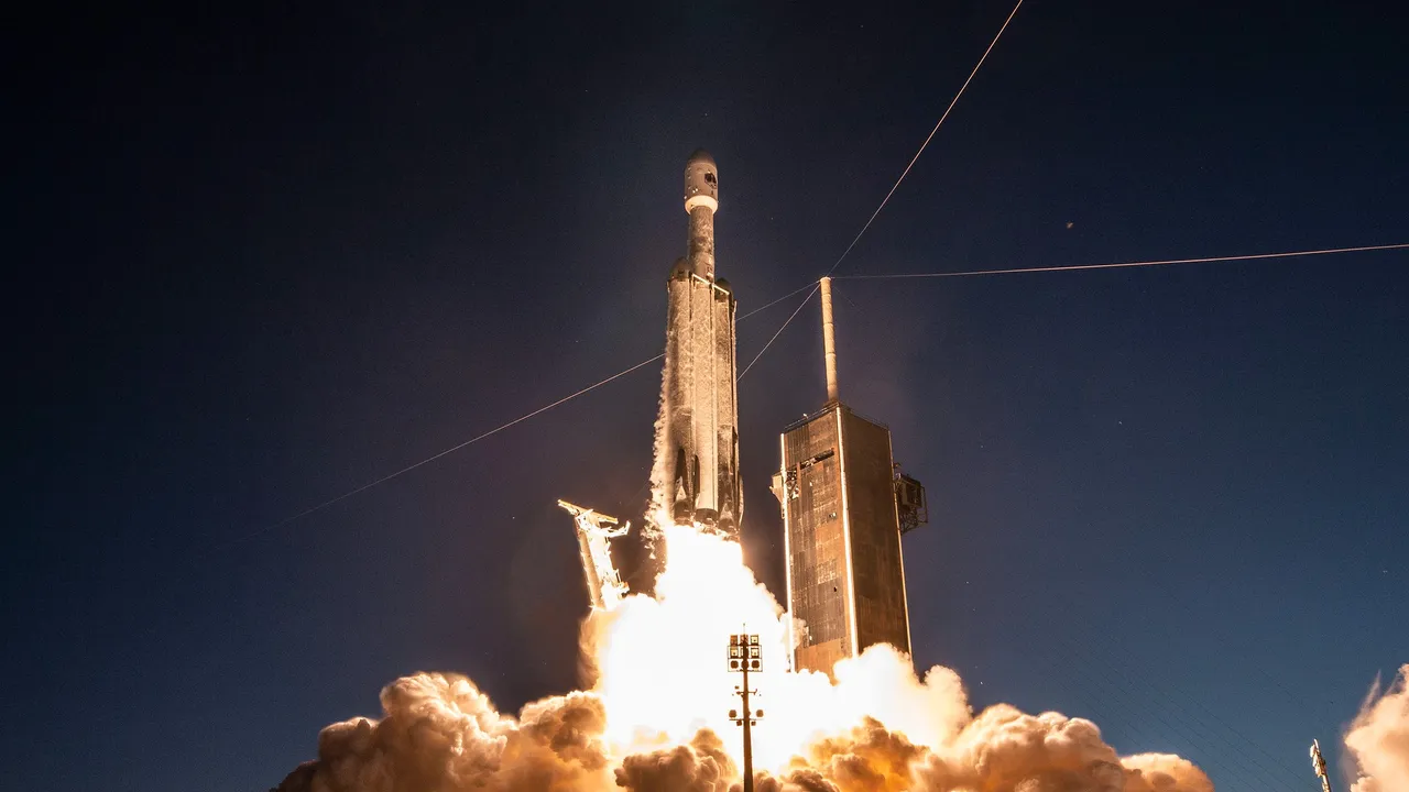 Despega el Falcon Heavy, el cohete operativo más poderoso de SpaceX; es su primer vuelo en 18 meses