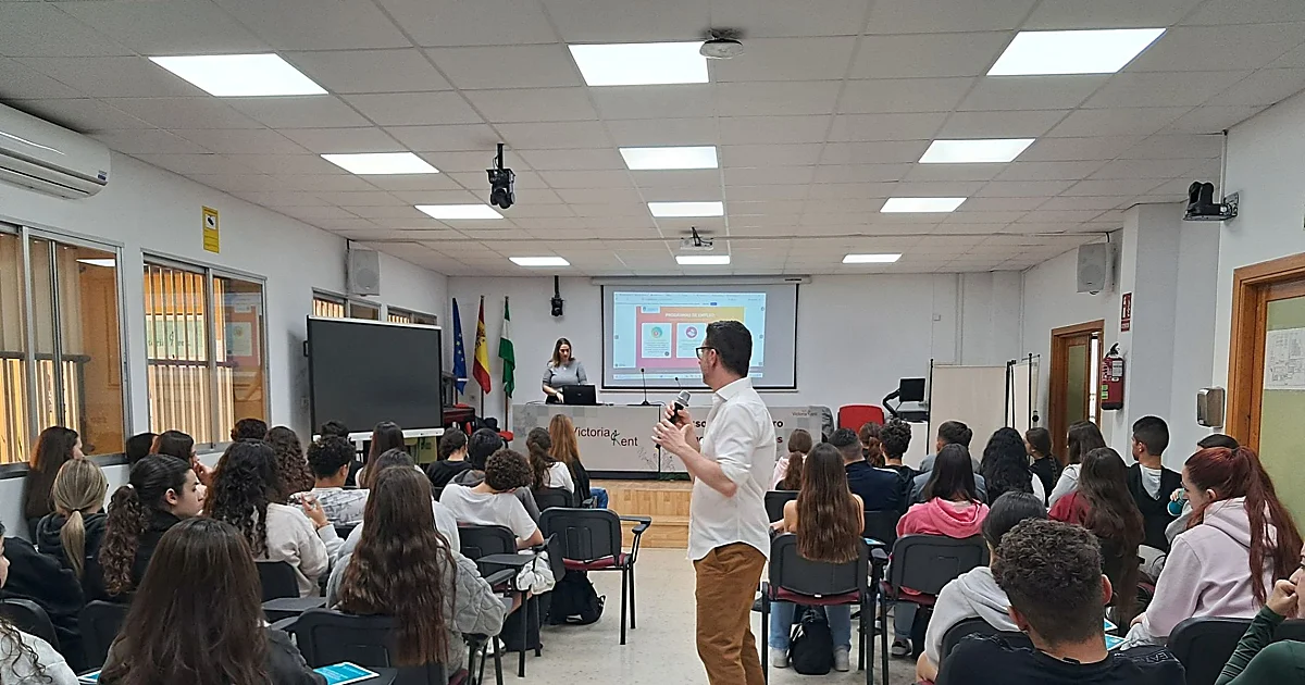 El Ayuntamiento de Marbella participa en las jornadas de orientación del IES Victoria Kent