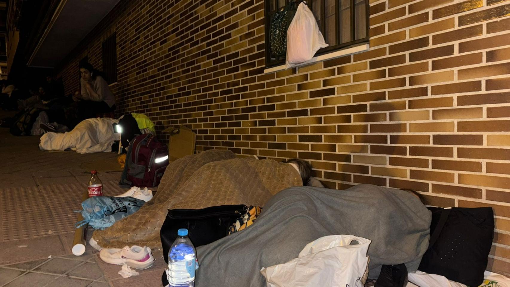 Una noche con un venezolano en la cola para la regularización: amenazas de pandilleros, venta de turnos y 20 horas de espera