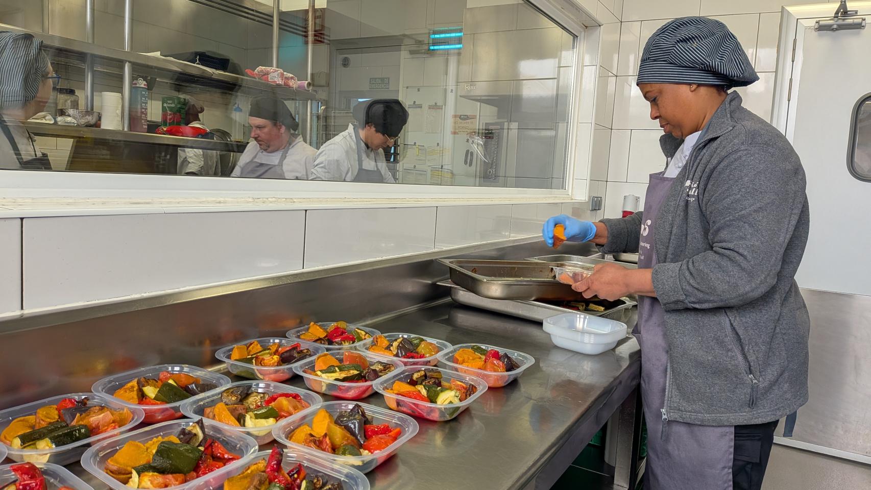 Las cocinas de la segunda oportunidad: así lucha Cáritas contra la exclusión social y el desperdicio alimentario