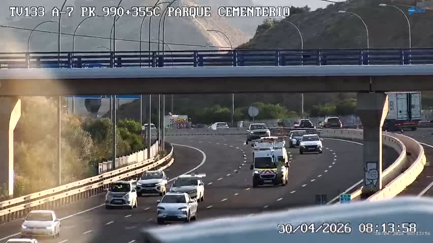 Un hombre herido en un aparatoso accidente entre un tráiler y un camión en la A-7