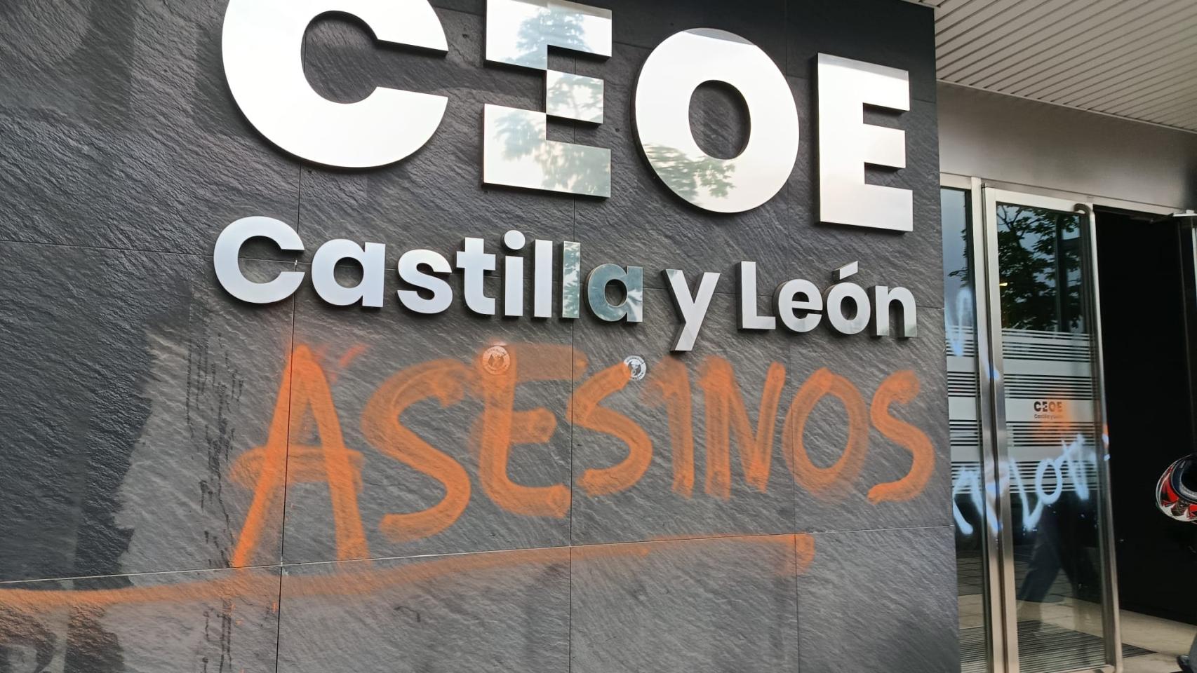 Atacan la sede de CEOE Castilla y León en Valladolid con pintadas de "asesinos" y "explotadores 1-M"