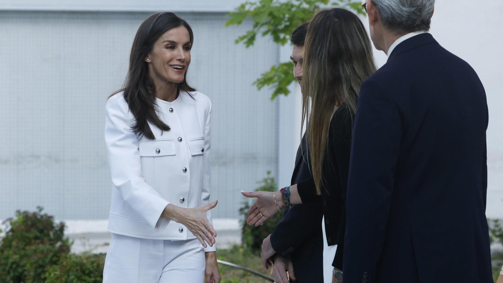 La reina Letizia, de blanco, muestra su compromiso con las mujeres de la comunidad gitana en su último encuentro