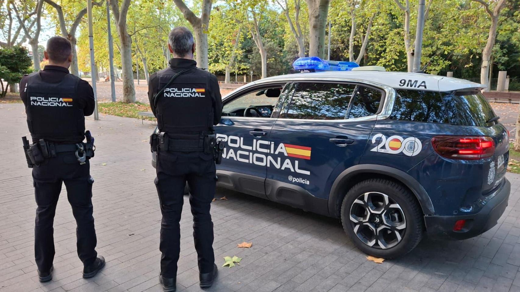 Pasa por encima de un policía en su moto con una orden de detención en Murcia: “Os dan la placa y os creéis muy chulos”