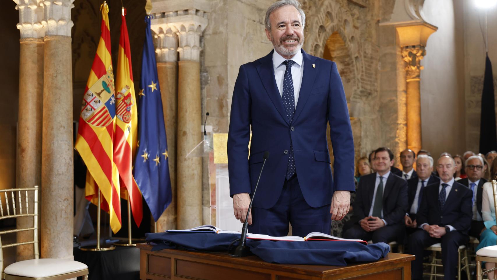 Azcón jura su cargo mirando a la vivienda y situando a Aragón como una tierra de acogida "desde el respeto y las normas"