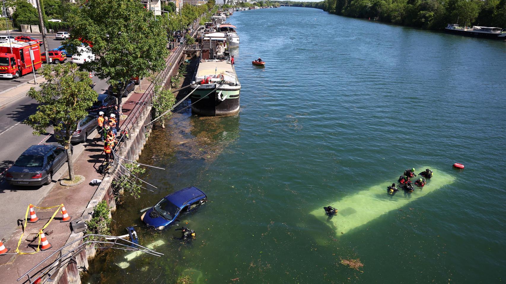 Una conductora en prácticas hunde un autobús en el Sena y tienen que rescatarla junto a su profesor y otras dos personas