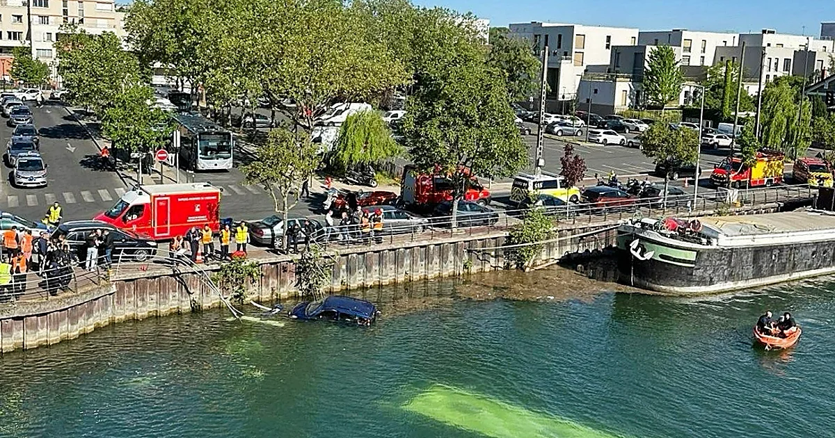 Un autobús urbano se precipita al río Sena con pasajeros y queda totalmente sumergido