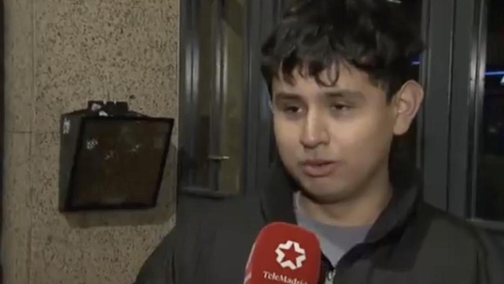 Ismael, vecino de la mujer asesinada por su hijo en Madrid: "Escuché sus gritos de socorro debajo de mi cuarto"