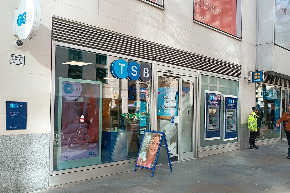 Sabadell cierra la venta de TSB a Santander por 3.300 millones y logra 300 millones en plusvalías