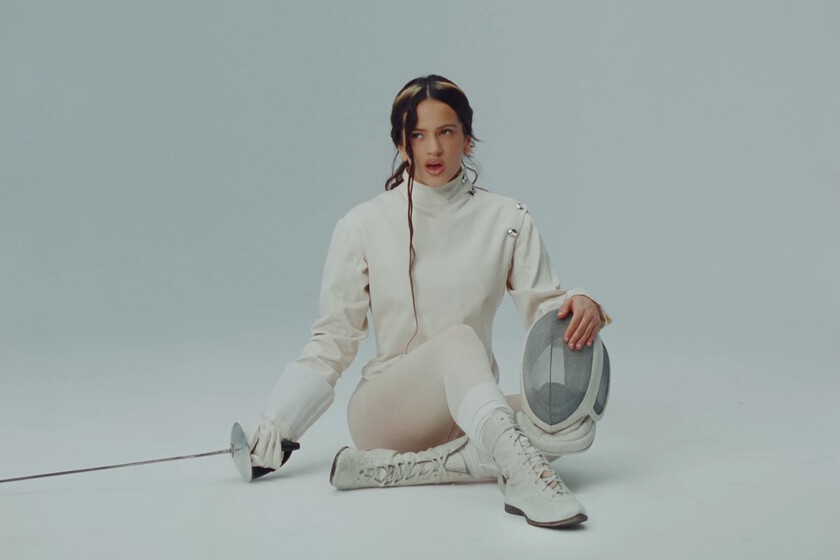 "Me rodeo de ideas feministas, pero": Rosalía sabe que estamos en la era post-woke y lo está reflejando en cada movimiento