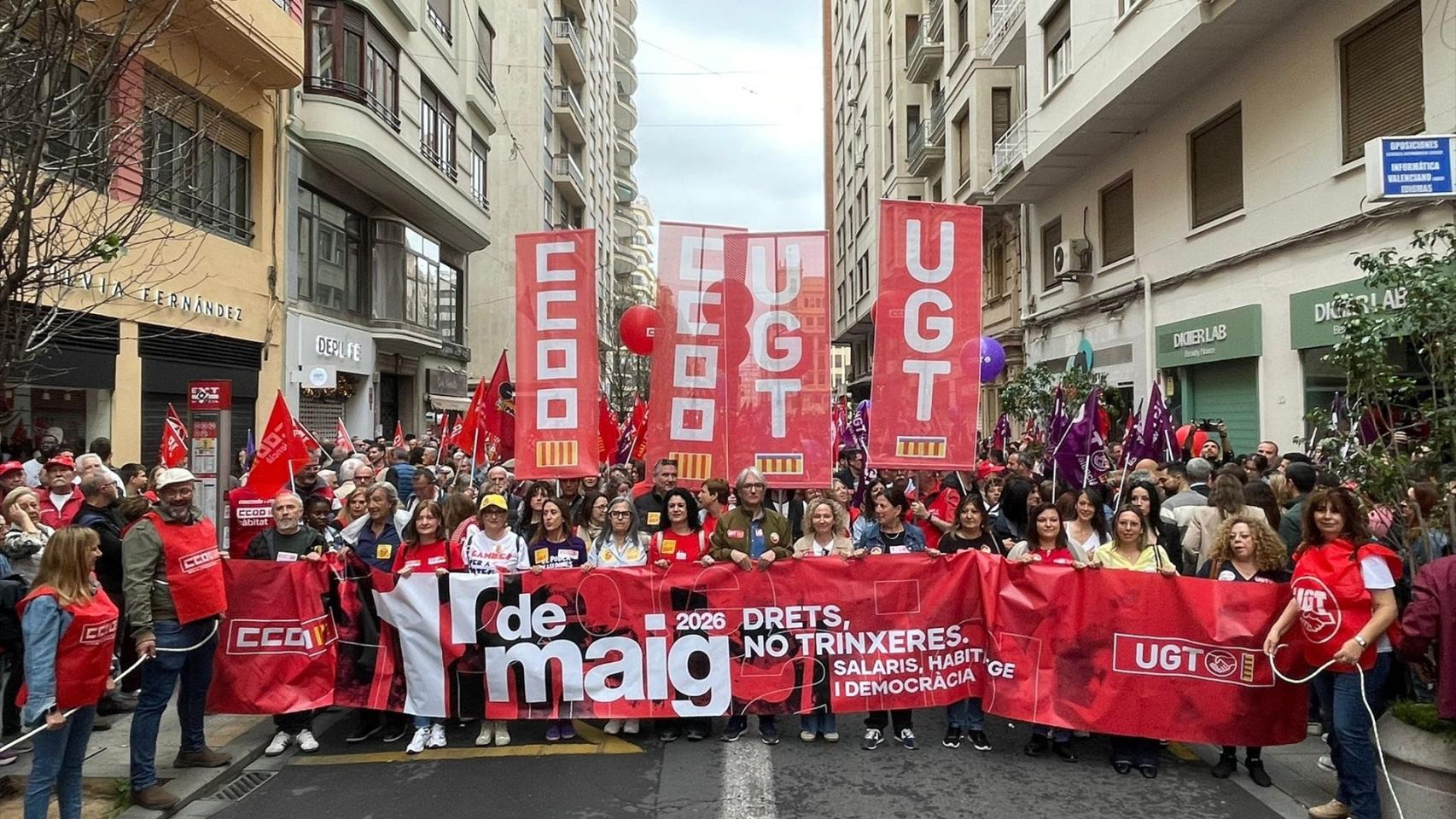 La marcha del Primero de Mayo toma las calles de Valencia y reivindica los derechos sociales y el 'no a la guerra'