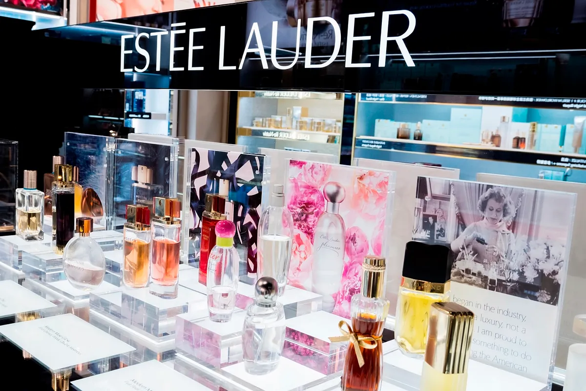 Estée Lauder gana un 44% más y eleva el alcance del plan de ajuste en plena fusión con Puig