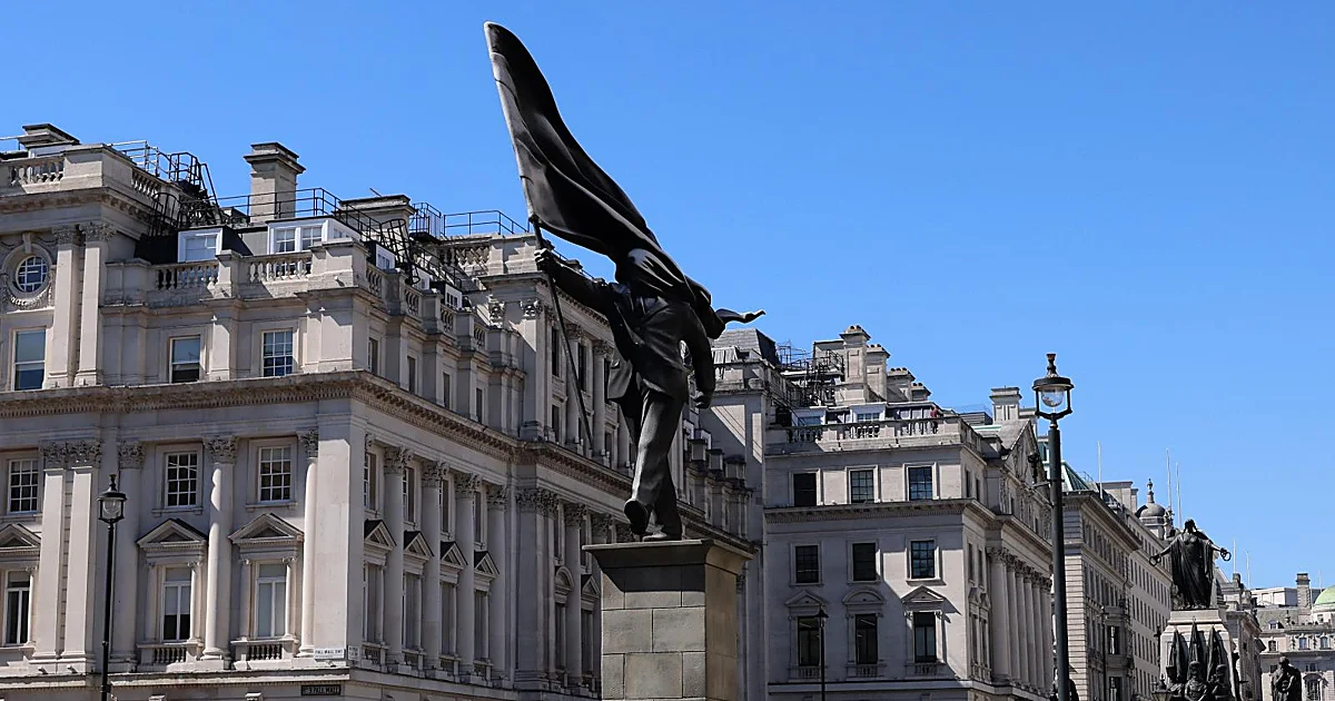 Banksy instala sin permiso una escultura en el centro de Londres mediante un ingenioso operativo