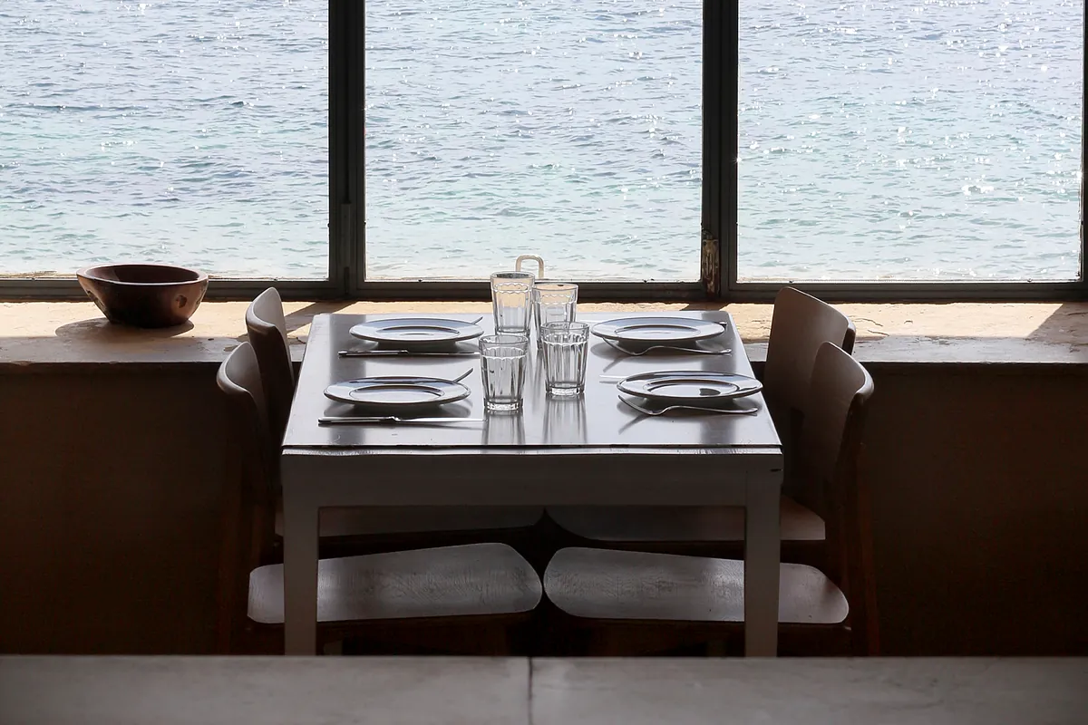 Mesas para comer en la costa