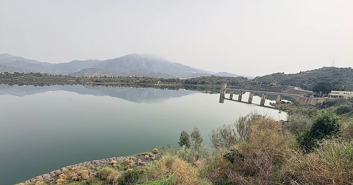 PSOE y PP chocan por el agua en la Axarquía: más riego desde La Viñuela frente a inversión y planificación