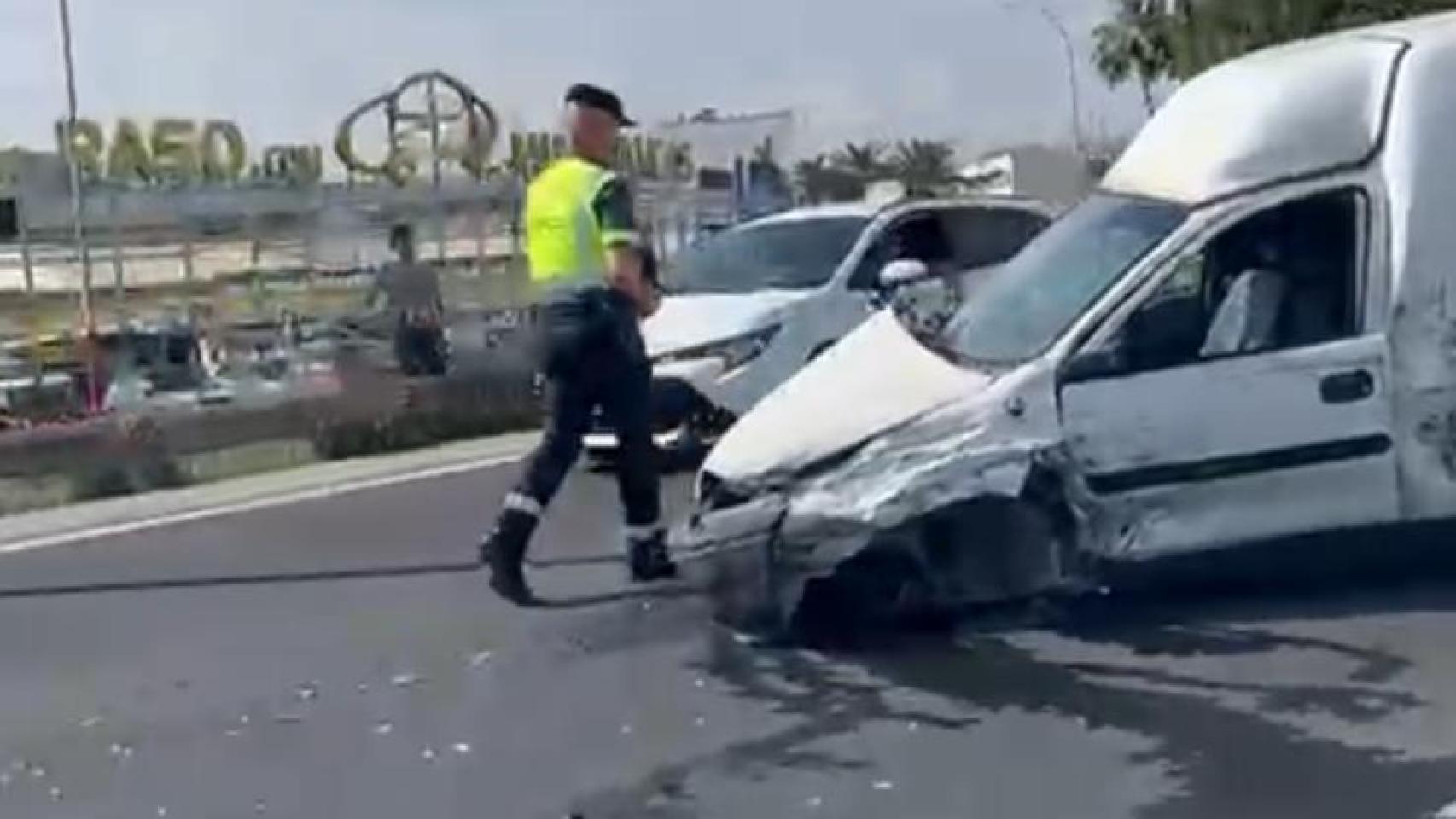 Aparatoso accidente con varios vehículos en la MA-20 a la altura del Polígono Santa Bárbara en Málaga