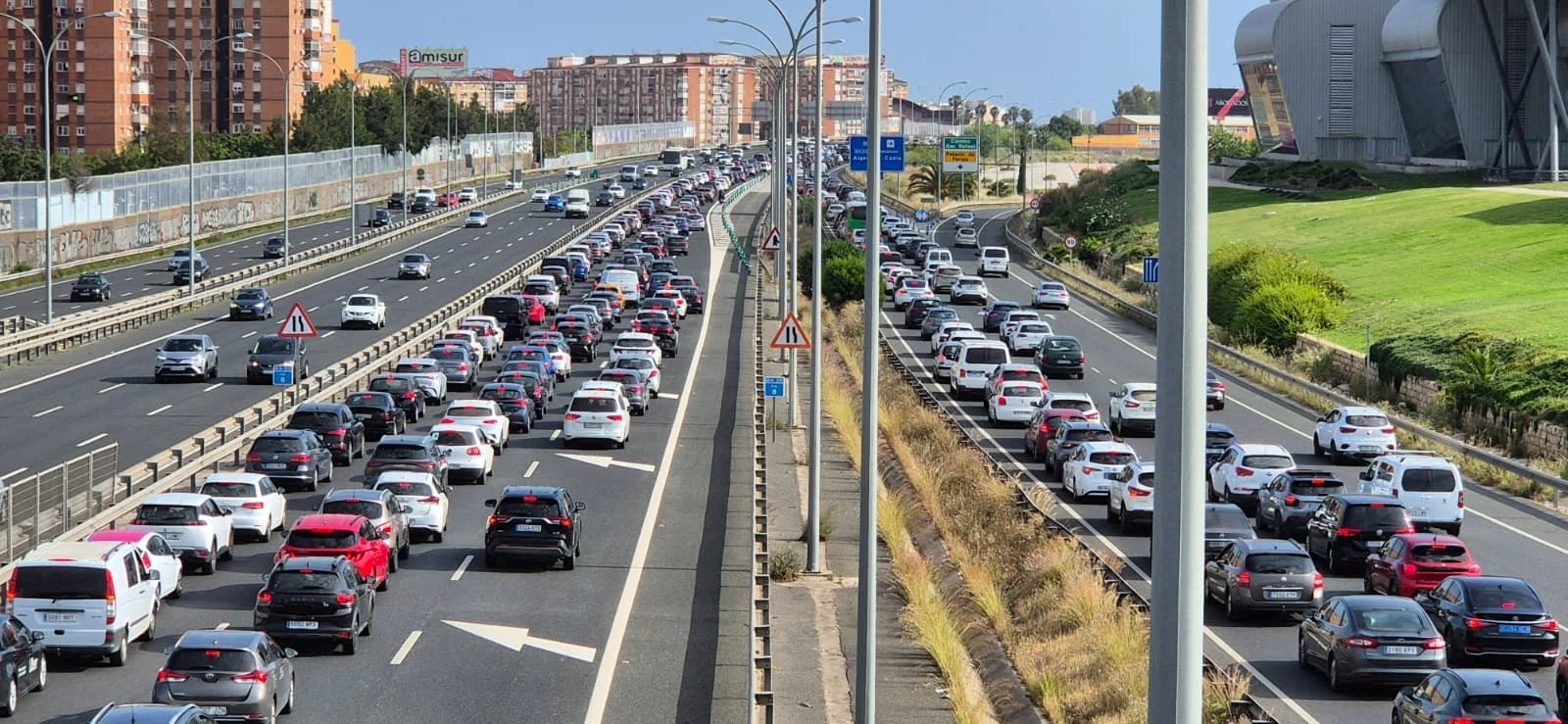 Un accidente múltiple con seis vehículos implicados provoca varios kilómetros de retenciones en la salida de Málaga