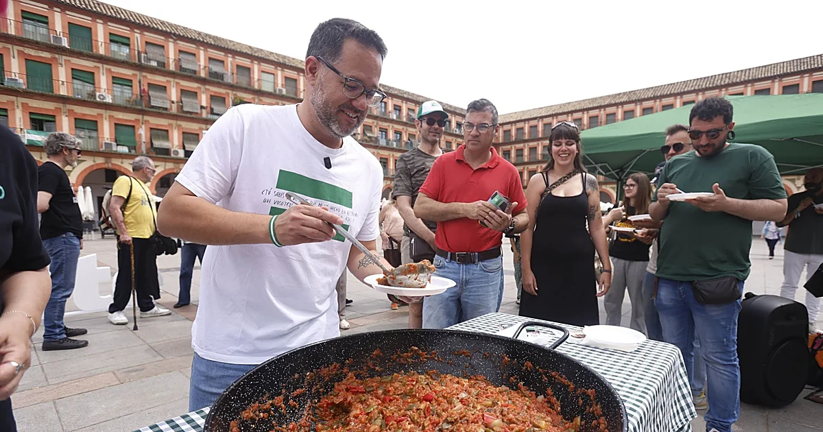 Adelante saca las ollas a la calle frente al catering industrial