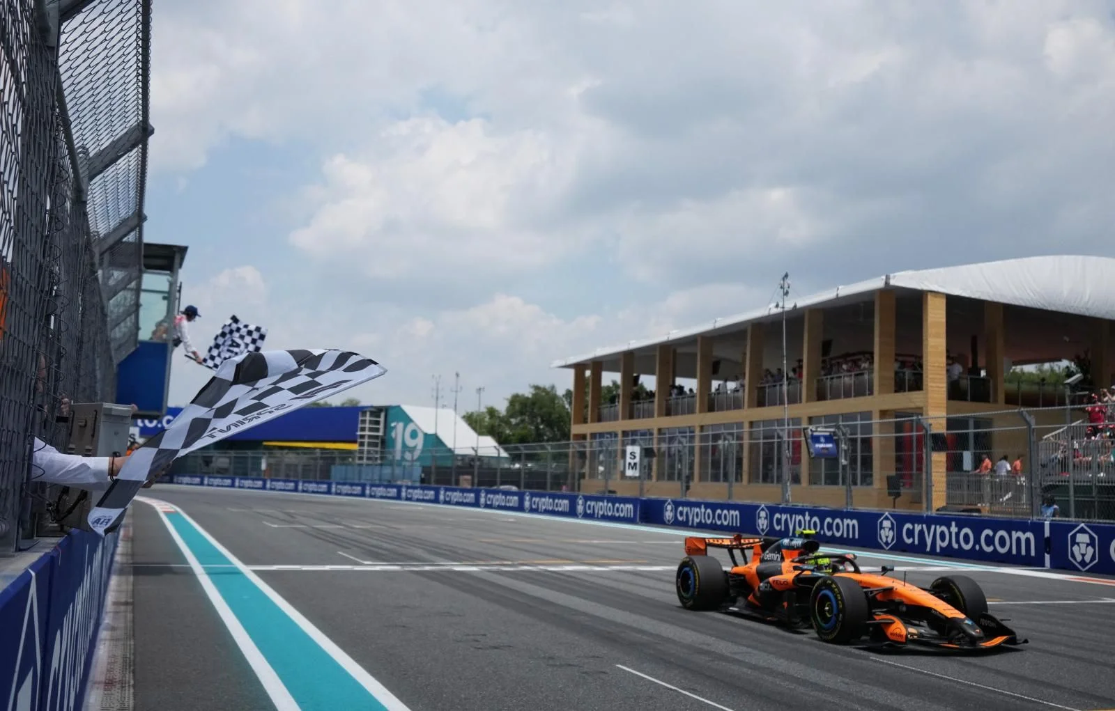 Norris y McLaren beben champán por primera vez en 2026