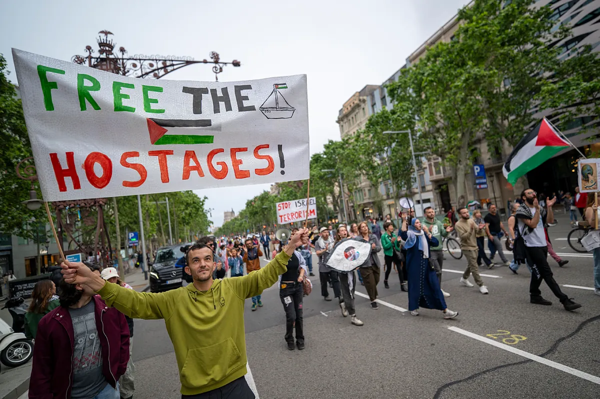 Un tribunal israelí extiende hasta el martes la detención del activista español de la Flotilla