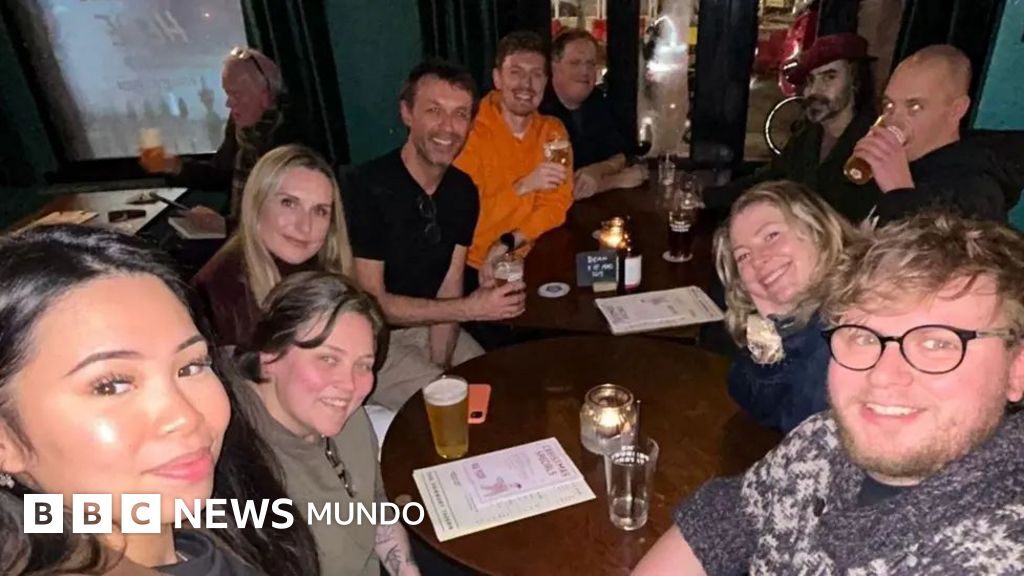 "No tenía idea de lo triste que estaba": el hombre que organiza veladas en pubs para charlar con desconocidos tras el suicidio de su mejor amigo