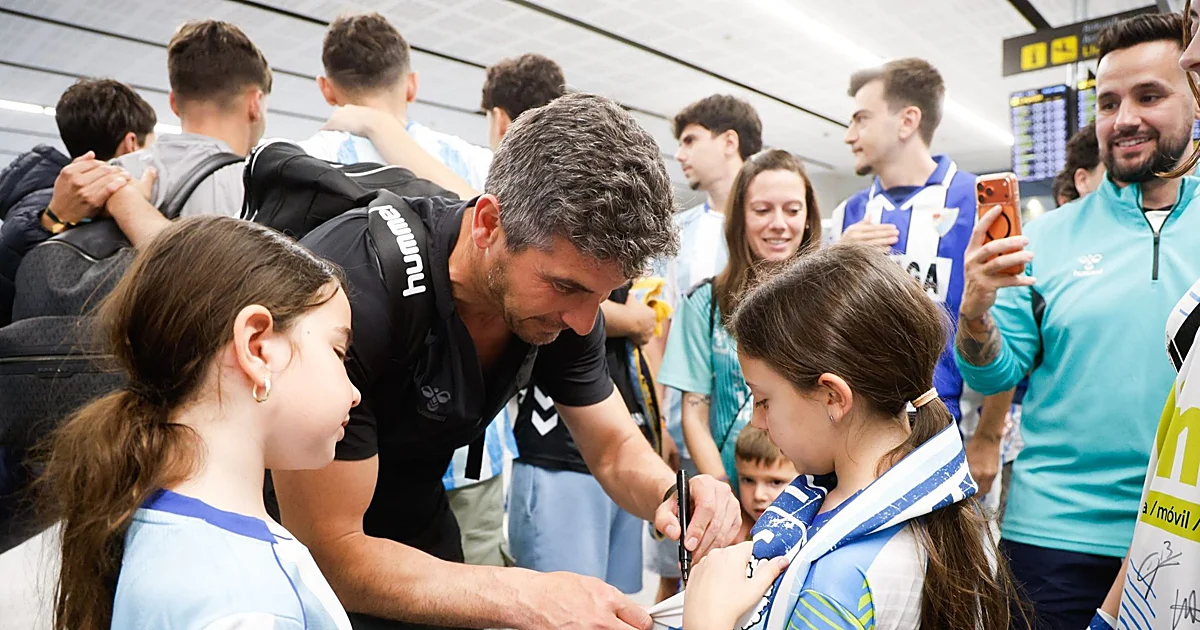 Un centenar de aficionados reciben al Málaga en el aeropuerto tras su partidazo del sábado