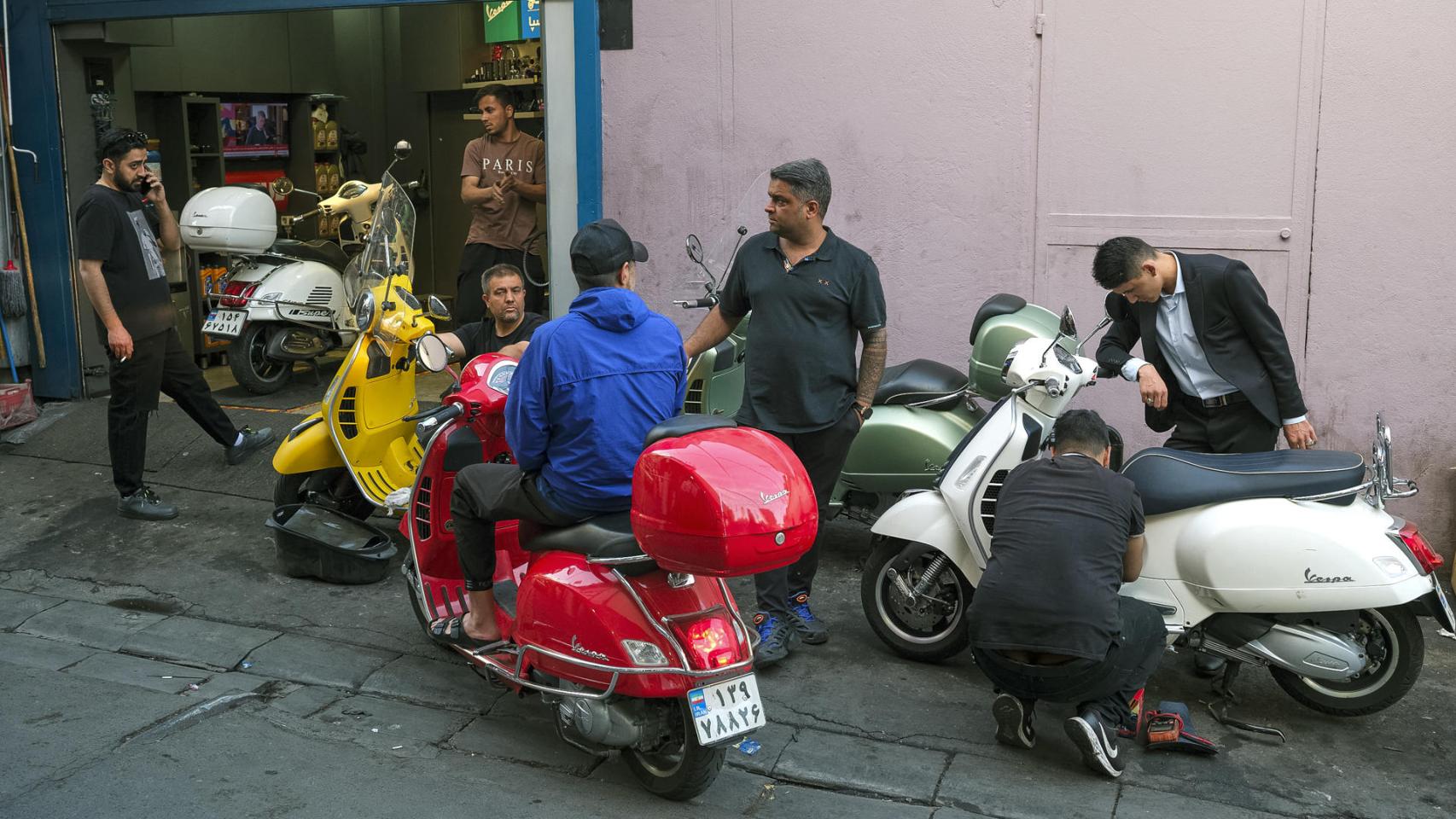 Inflación por las nubes, repunte del paro y puestos sin clientes: un día en el bazar de Tajrish, reflejo del Irán en tregua