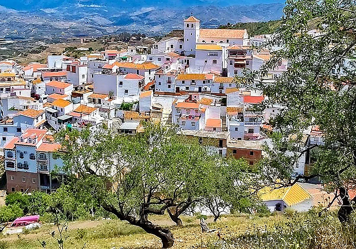 Malaga 112: tractor kills 48-year-old farm worker in Axarquía village
