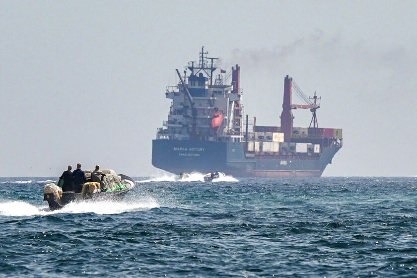 EEUU tiene un plan para liberar a los 1.000 barcos atrapados en Ormuz: guiarlos hasta la salida uno a uno… con una sorpresa