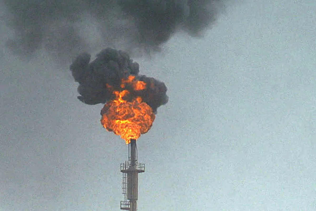 Cada año se desperdicia más del doble del gas atrapado en el estrecho de Ormuz, dice la AIE