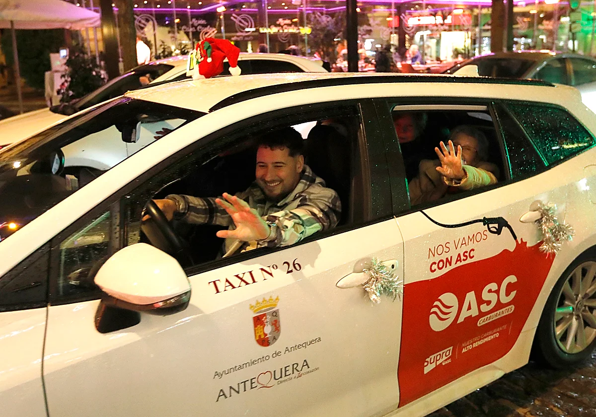 Los abuelos de las residencias pasean en taxi para ver el alumbrado navideño en Antequera
