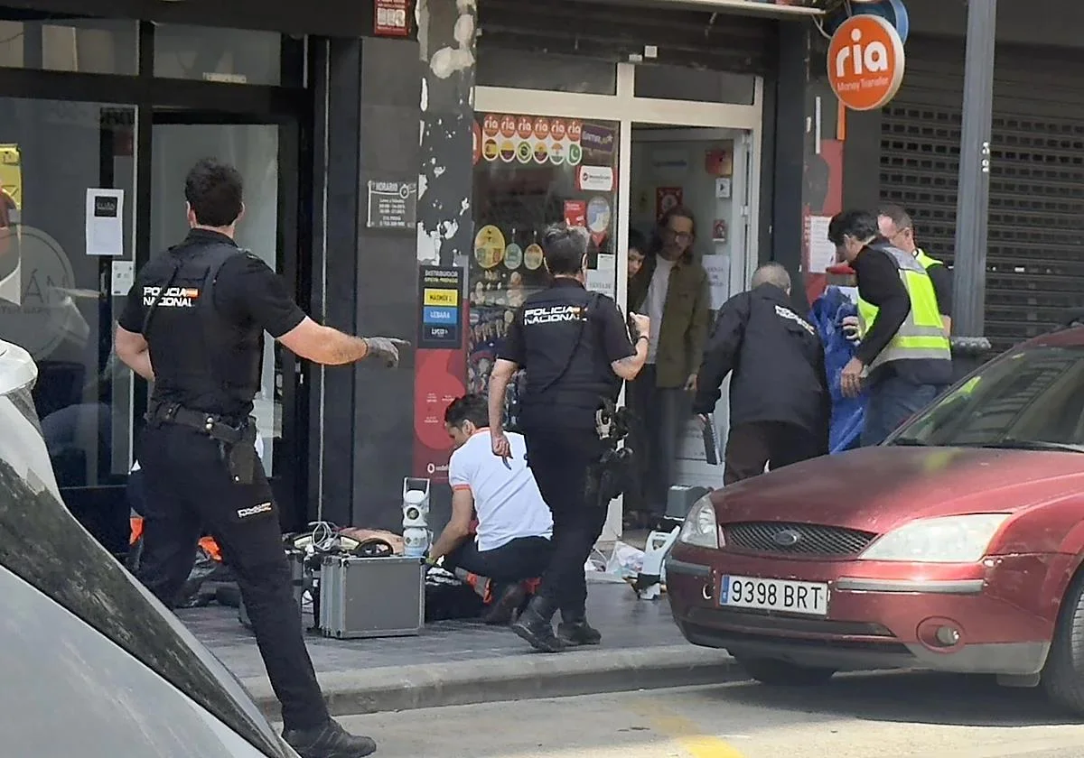 Un joven muere acuchillado en plena calle tras una discusión por la limpieza de la barbería en Valencia